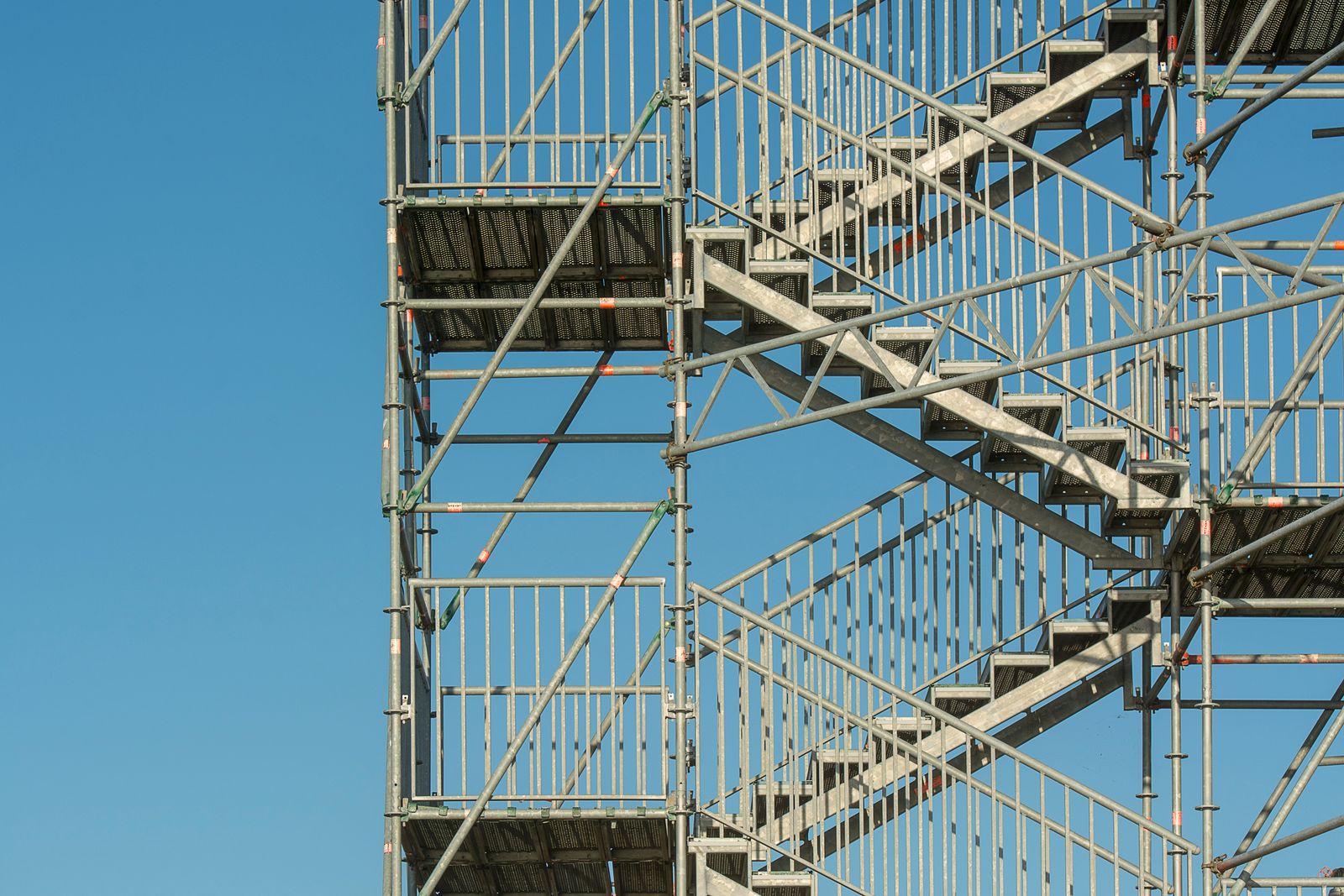 Menara tangga perancah sistem keluli dengan latar langit biru yang cerah
